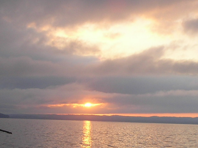 Amanecer frente al lago
