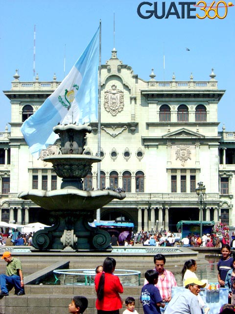 Palacio Nacional de la Cultura y la fuente del parque central