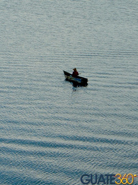 El lago abastece a los pescadores, aún bajo la lluvia.