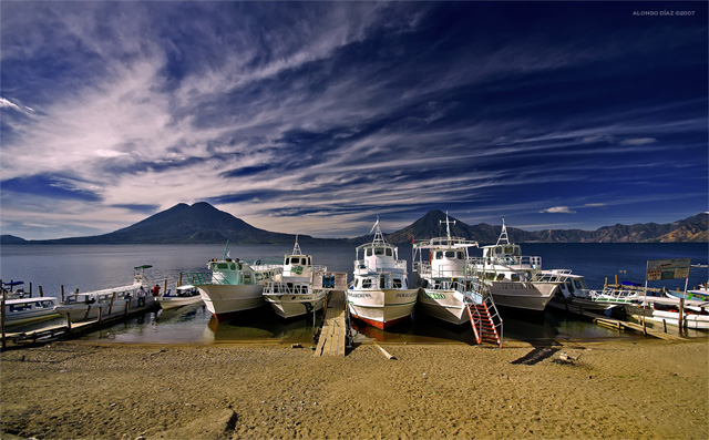 Lago de Atitlan y volcanes desde el muelle de Panajachel