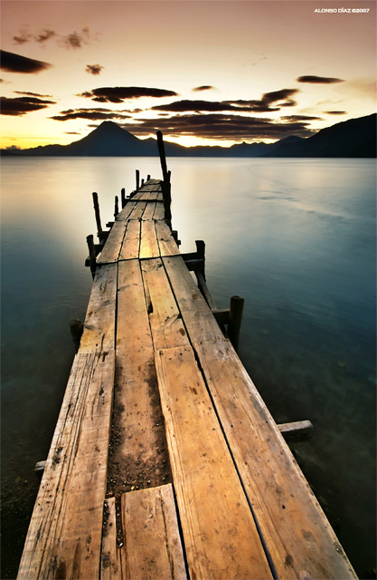 Atardecer desde el muelle de Panajachel en el Lago de Atitlan