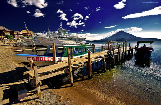 Lago de Atitlan con embarcaciones y el Volcan al fondo