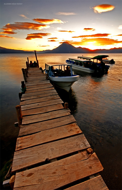 Atardecer desde el muelle de Panajachel sobre el Lago de Atitlan