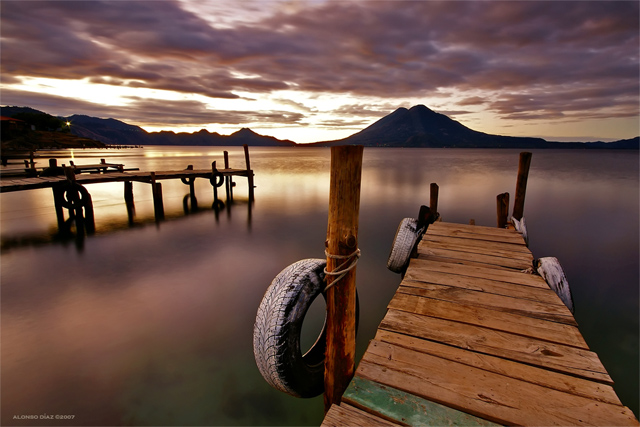 Volcanes Atitlan y Toliman desde el muelle de Panajachel