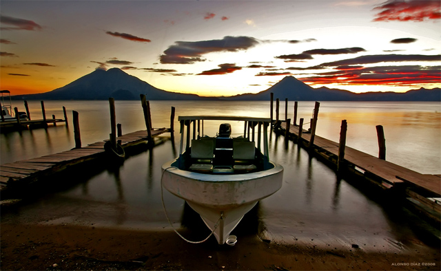 La tarde cae sobre el Lago de Atitlan desde Panajachel