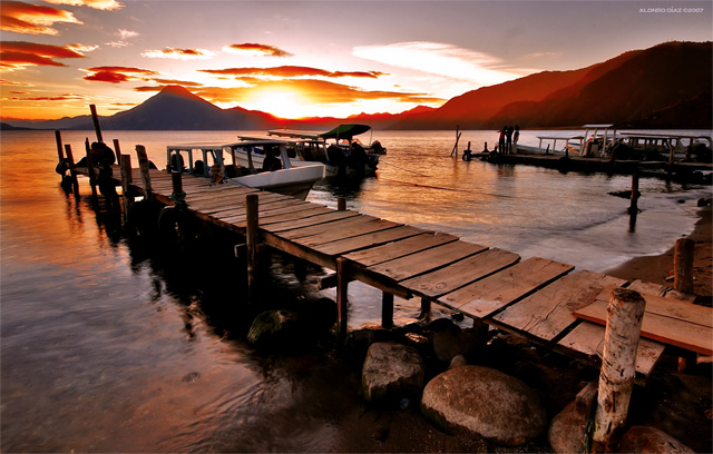 Volcan Toliman frente al muelle de Panajachel, en el Lago de Atitlan