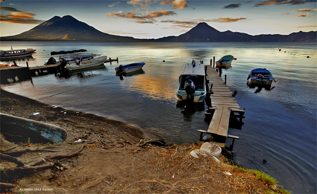 Volcanes Toliman, Atitlan y San Pedro frente al Lago de Atitlan