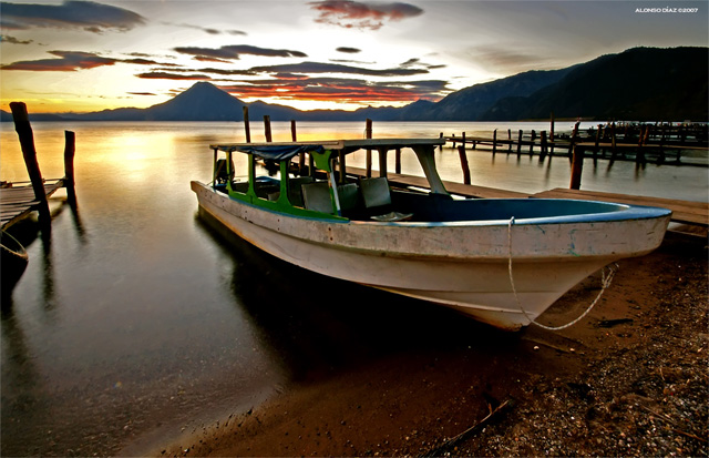Volcan de San Pedro desde el muelle de Panajachel en el Lago de Atitlan