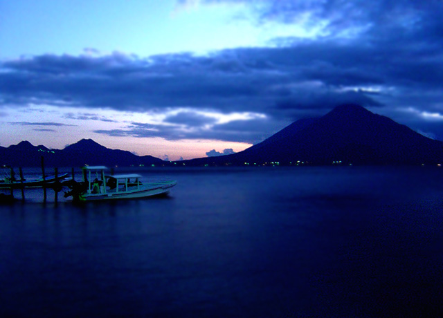 Vista desde el muelle de Panajachel hacia el lago
