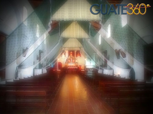 Interior de la Iglesia de Panajachel