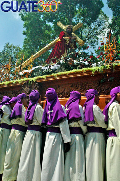 Cucuruchos admirando a Jesús del Consuelo