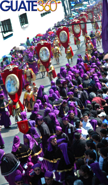 Estandartes con los pasos del Via Crucis antecediendo las andas