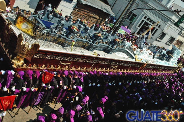 Impresionante imagen de cucuruchos llevando en hombros a Jesús de los Milagros