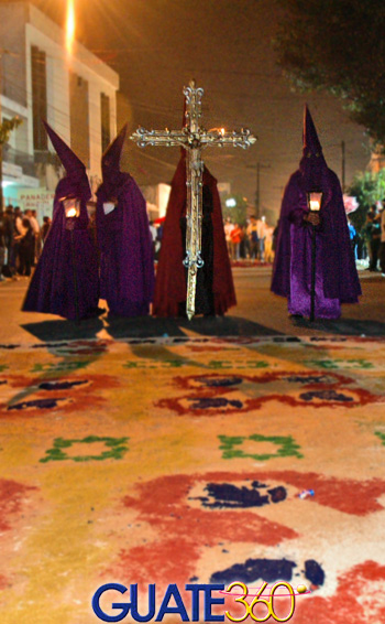 Crucifijo antecediendo las andas