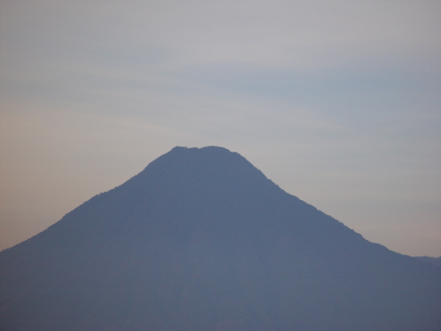 Volcan frente al Lago de Atitlán