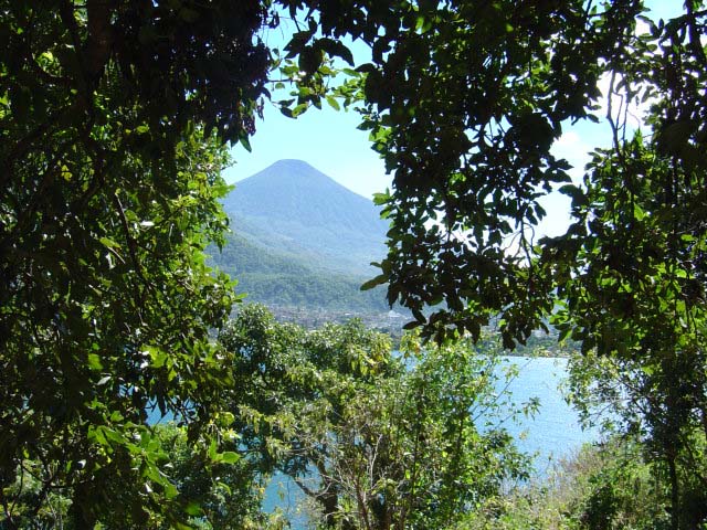 Volcán entre verdes