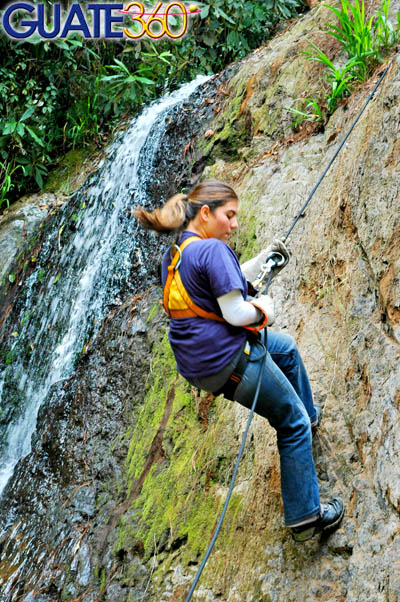 Hacieno rappel (descendiendo al costado de una cascada)