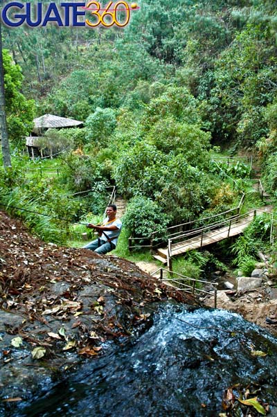 Haciendo rappel en las cascadas