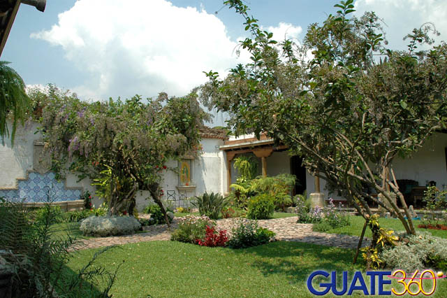 Patio colonial con fuente y hermosos jardines