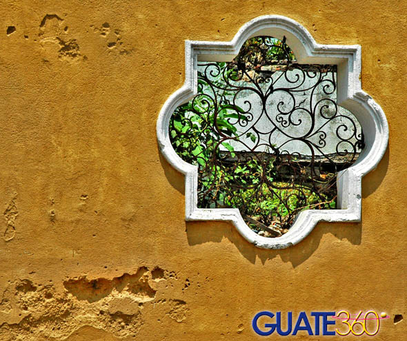 Curiosa ventana en vivienda abandonada