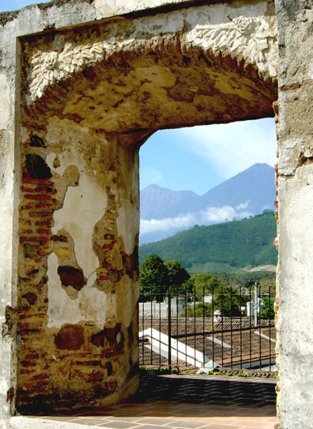 Balcón enmarcando hermosos volcanes