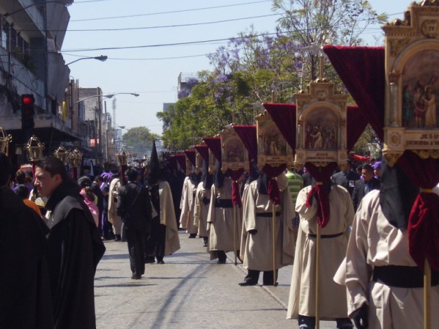 Estandartes de cucuruchos con capirote negro