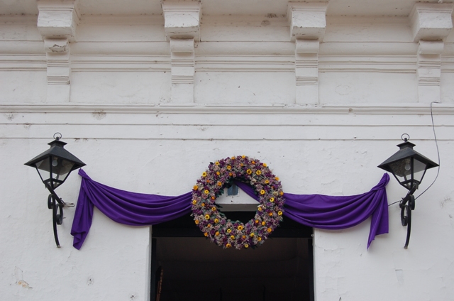 Fachada  con faroles en la Antigua Guatemala
