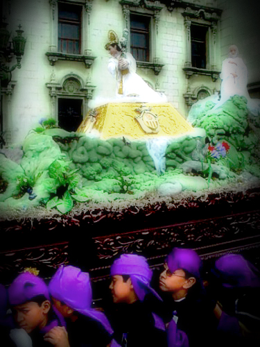 Niños llevando en hombros la procesión infantil