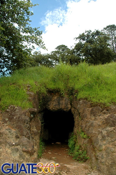Ingreso alterno a las grutas en forma de cruz