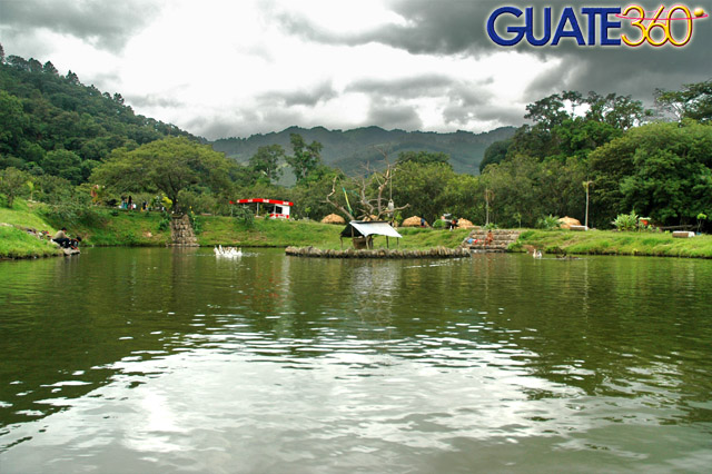 La pesca puede practicarse en su hermosa laguna