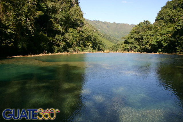Pozas de agua cristalina