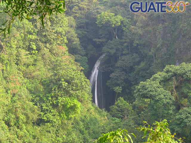 La cascada a lo lejos