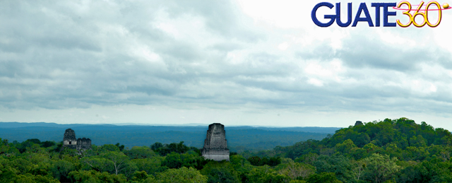 Ante las pirámides de Tikal