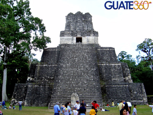 Vista frontal del Templo de la Luna