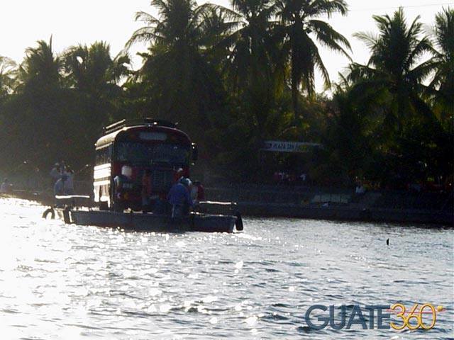 Atravezando el canal de Chiquimulilla