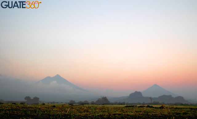 Atardecer con volcanes desde la autopista