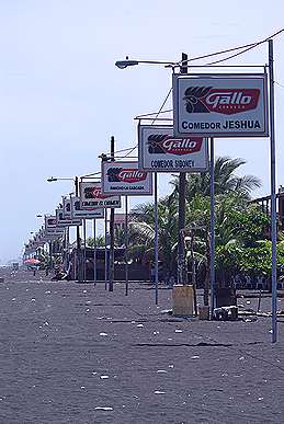 Comedores en la playa del Puerto de San José