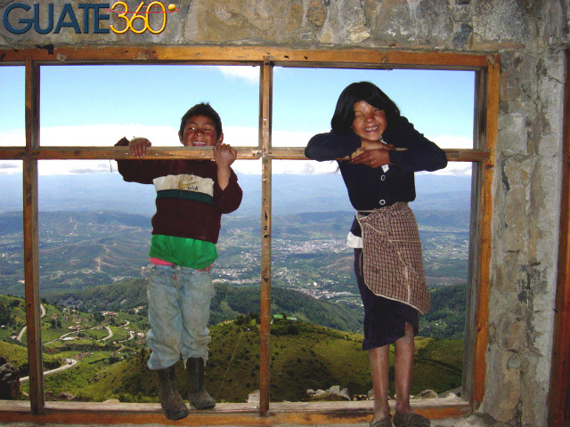 Niñas en el mirador Juan Diéguez Olaverri