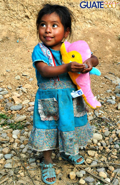 Niña con su regalo