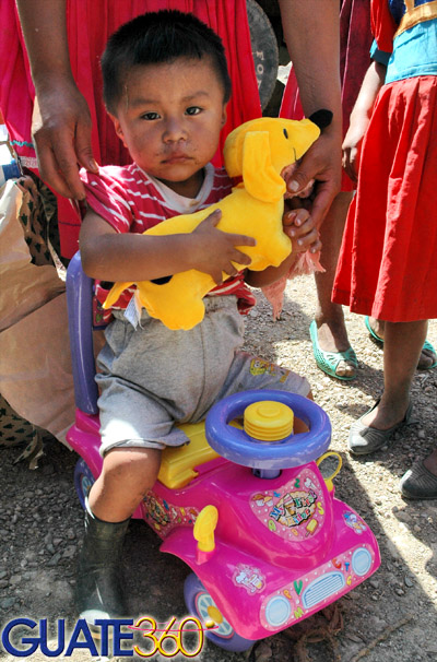 Niña recibiendo su regalo