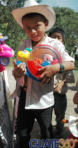 Niño con su juguete