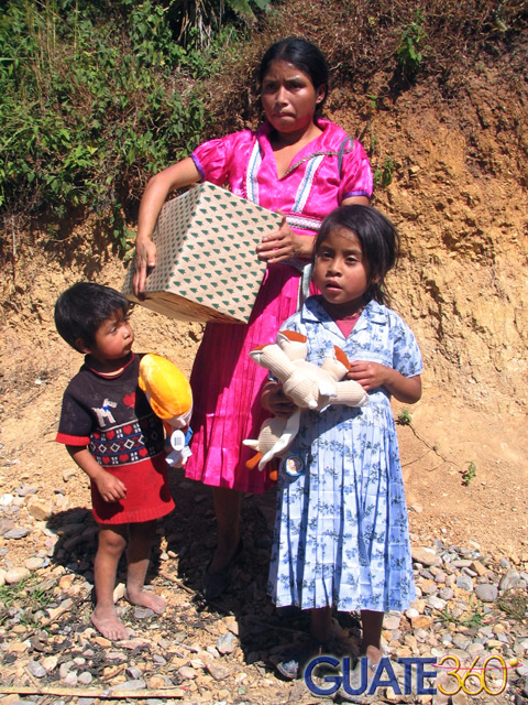 Familia recibiendo juguetes