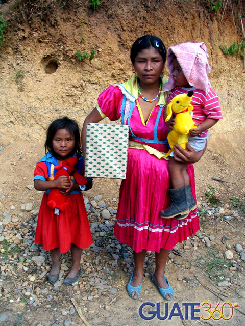 Familia recibiendo juguetes