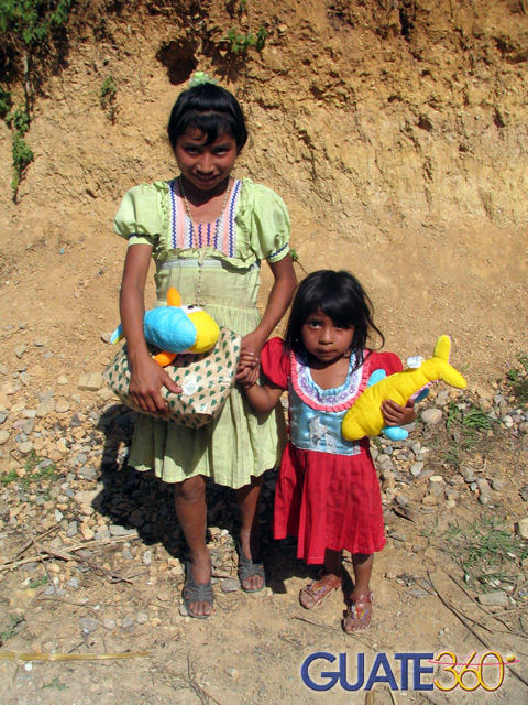 Niños recibiendo juguetes