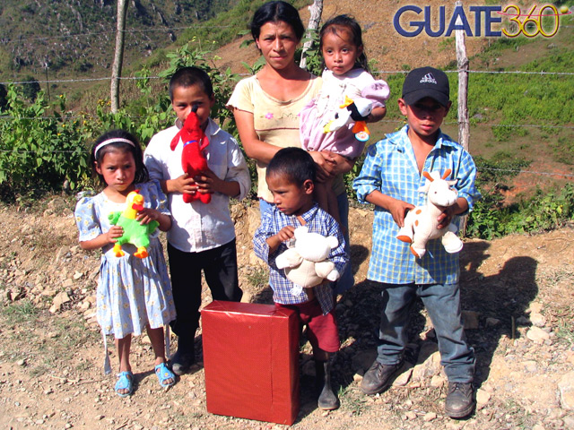 Familia recibiendo juguetes