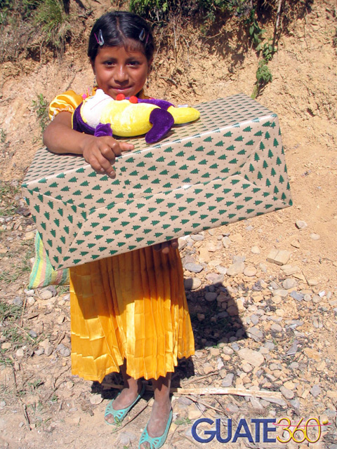 Niña recibiendo su regalo