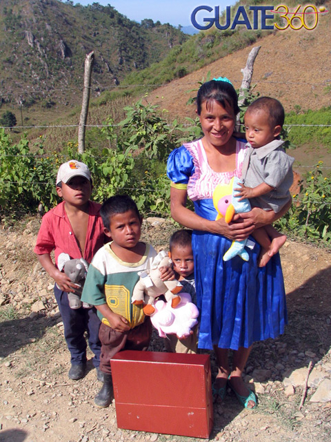 Familia recibiendo juguetes