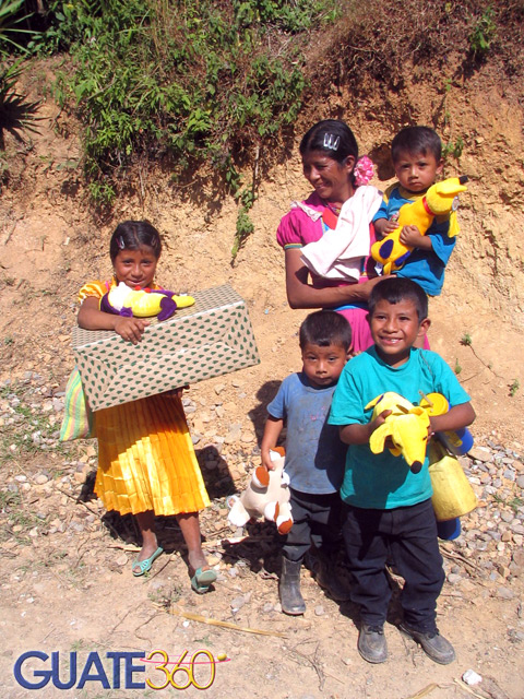 Familia recibiendo juguetes