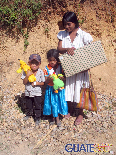 Familia recibiendo juguetes