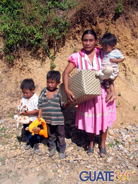 Familia recibiendo juguetes